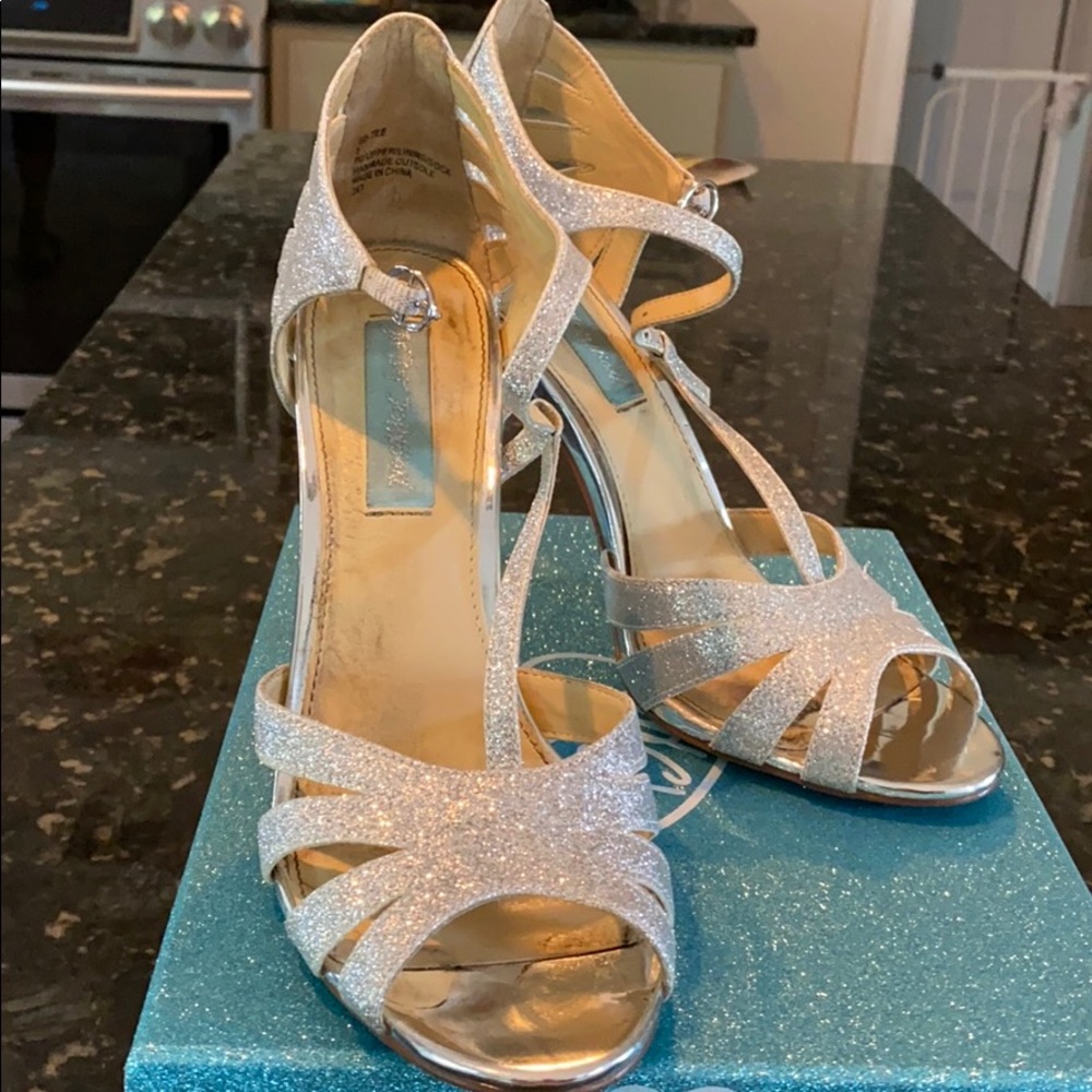 Silver heels - Picture 2 of 4